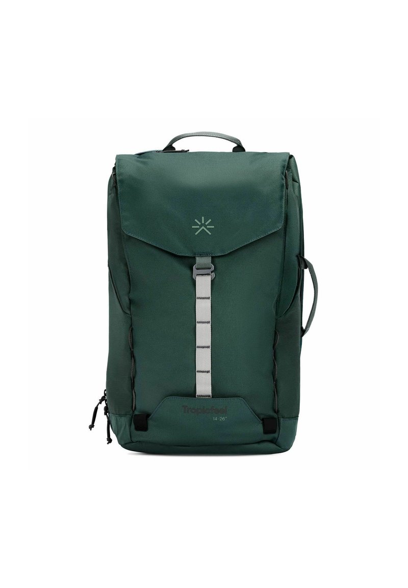 Zaino verde realizzato in tessuto resistente, con chiusura roll-top, cinturino centrale, tasche laterali e un logo discreto sulla parte anteriore.