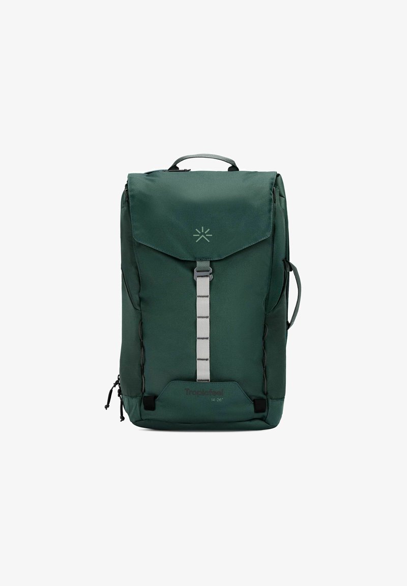 Groene rugzak van duurzaam weefsel, met een rol-top sluiting, centrale band, zijvakken en een subtiele logo aan de voorkant.