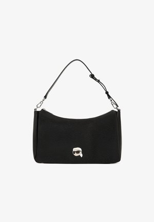 Bolso de mano de cuero negro con un acabado texturizado, parte superior curva y una correa desmontable. Presenta un detalle del logo plateado en la parte frontal.