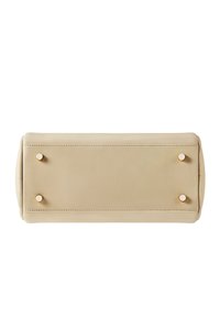Borsa tote in pelle beige con una texture liscia, caratterizzata da quattro borchie dorate alla base e lati arrotondati per una facile maneggevolezza.