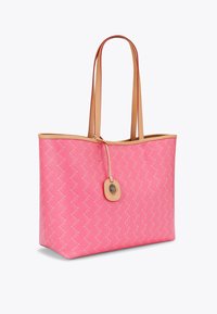 Borsa a tracolla intrecciata rosa con accenti in pelle marrone, caratterizzata da un motivo zigzag testurizzato e un'etichetta decorativa attaccata al lato.