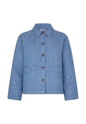 Chaqueta acolchada de denim en azul claro con un patrón geométrico, cierre de botones, cuello puntiagudo y dos bolsillos frontales.