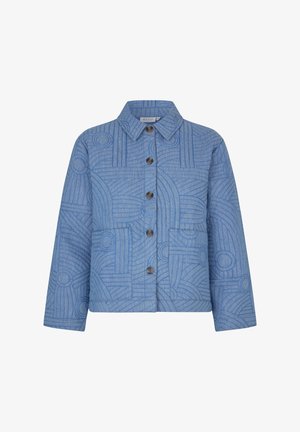 Prošívaná džínová bunda světle modré barvy se geometrickým vzorem, zapínáním na knoflíky, špičatým límcem a dvěma předními kapsami.