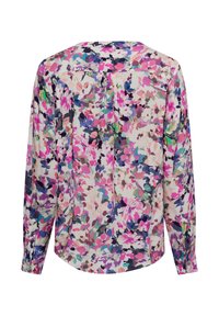 Blusa floreale a maniche lunghe con un motivo colorato di rosa, viola e verde su uno sfondo chiaro, con una vestibilità rilassata e orlo arrotondato.