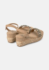 Sandalias de cuña beige con parte superior de ante sintético texturizado, que cuentan con una tira decorativa brillante y una plataforma y tacón de yute trenzado.