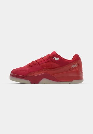 Roter Sneaker aus Netz- und Wildledermaterialien, runde Zehenform, dicke Zwischensohle, gepolsterter Knöchelbereich und flach geschnürtes Design. Verfügt über dezente Markenkennzeichnung.