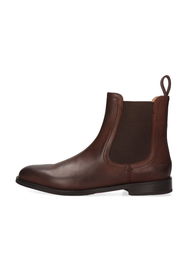 Braune Leder-Chelsea-Stiefel mit elastischem Seitenpaneel, Zuglasche an der Ferse und niedrigem Absatz auf weißem Hintergrund.