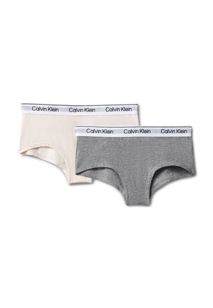 Dwie pary damskiej bielizny typu hipster marki Calvin Klein, jedna beżowa i jedna szara, obie z białymi elastycznymi pasami z logo Calvin Klein.