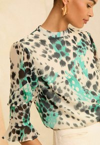 Love & Roses ROUND NECK RUFFLE 3/4 SLEEVE  - Blúzka - beige