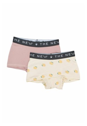Två par damunderkläder i boxermodell, en i en solid dammig rosa färg och en i krämfärgad med gult citrussmuster, båda med svarta elastiska midjeband som läser "THE NEV".