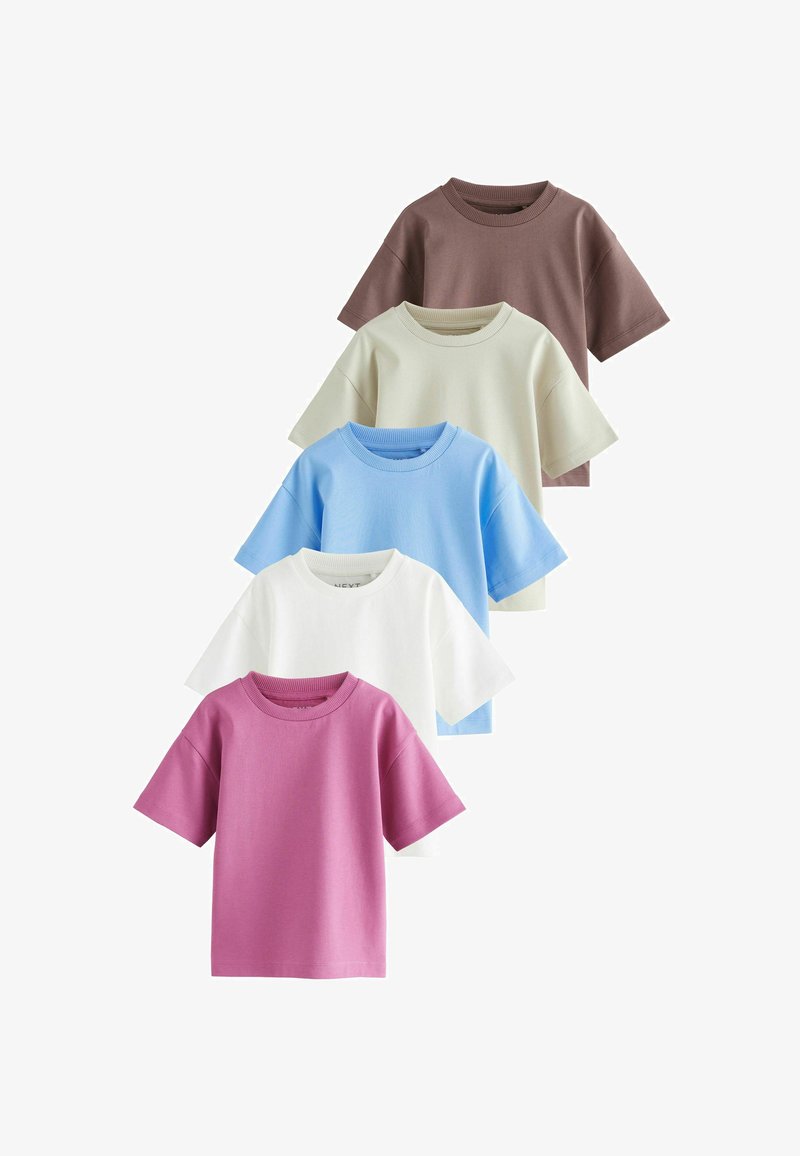 Päť tričiek s krátkym rukávom v hnedej, krémovej, svetlomodrej, bielej a ružovej farbe. Bavlnený materiál, uvoľnený strih, rebrovaný okrúhly výstrih, minimalistický dizajn.