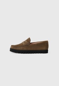 Loafers din piele întoarsă maro, cu vârf rotunjit, detaliu cu bandă elastică și talpă din cauciuc texturat de culoare neagră. Interiorul are căptușeală moale roz.
