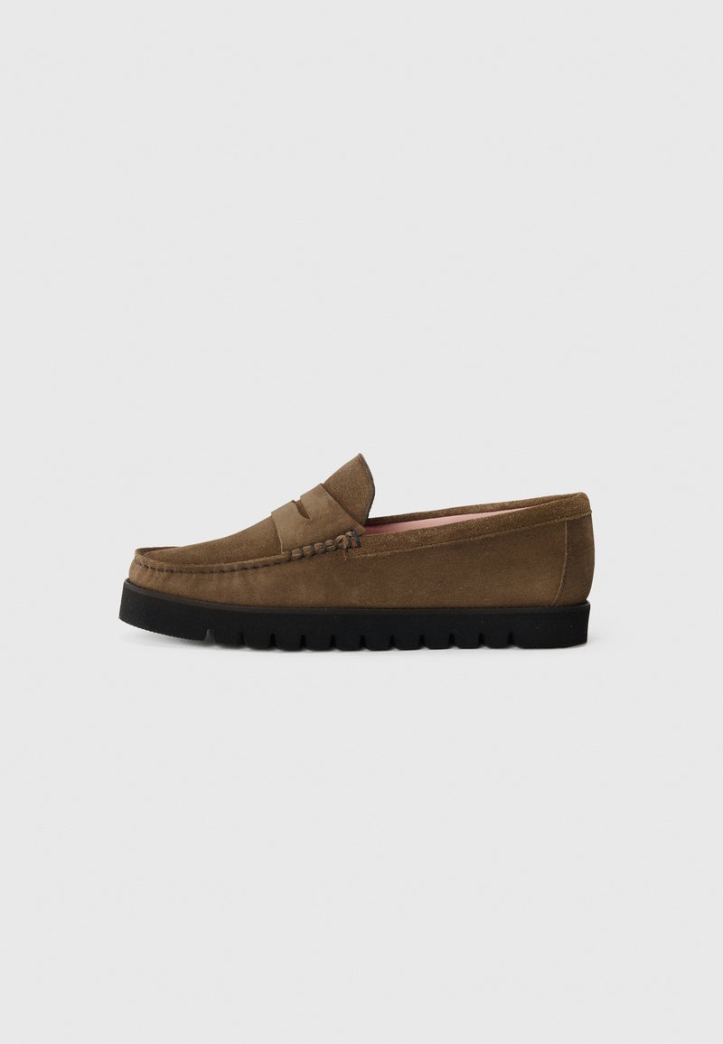 Loafers din piele întoarsă maro, cu vârf rotunjit, detaliu cu bandă elastică și talpă din cauciuc texturat de culoare neagră. Interiorul are căptușeală moale roz.