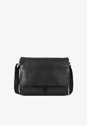 Schwarze Ledermessenger-Tasche mit Frontklappe, zwei Taschen darunter und einem verstellbaren Schultergurt.