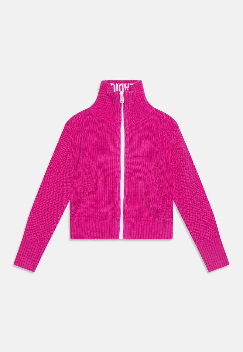 Cárdigan de cremallera de canalé fucsia con cuello alto, cremallera blanca y tejido texturizado. Presenta aberturas laterales y mangas ajustadas.