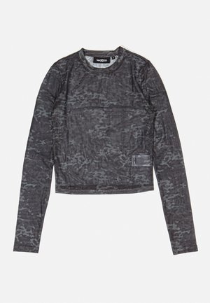 Langermet cropped topp i et teksturert svart stoff med grå kamuflasjemønster. Har rund halslinning og en liten etikett på siden.