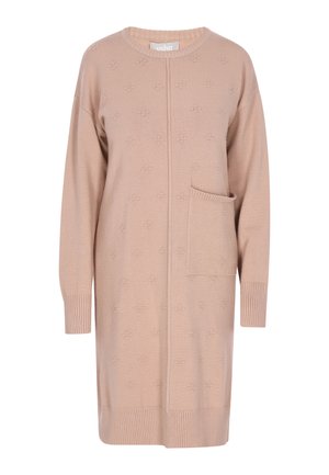 Strik kjole i lys beige med rund halsudskæring, lange ærmer, teksturerede mønstre og en lomme foran.