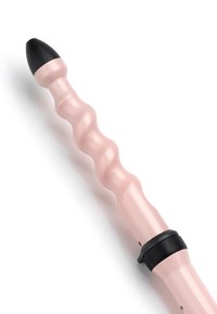Fer à friser rose incurvé avec un cylindre ondulé et une pointe et une poignée noires sur fond blanc.