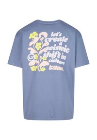 Zila kokvilnas T-krekls ar īsām piedurknēm, apaļu kakla izgriezumu un grafisku tekstu un ziedu dizainu dzeltenā un rozā krāsā uz muguras.