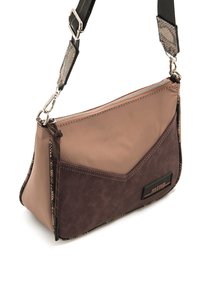 Borsa a tracolla marrone e beige con un design geometrico, realizzata in materiale sintetico. Presenta una chiusura con cerniera e una tracolla regolabile con accenti metallici.