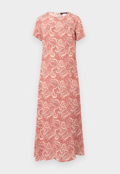 Μακρύ φόρεμα με ροζ και κρεμ λουλουδάτο μοτίβο, με κοντά μανίκια και στρογγυλή λαιμόκοψη, κρεμασμένο σε απλό φόντο.