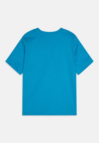 Camiseta de manga corta en algodón azul vibrante, con cuello redondo clásico y textura suave; la vista trasera muestra costuras limpias y sin gráficos.