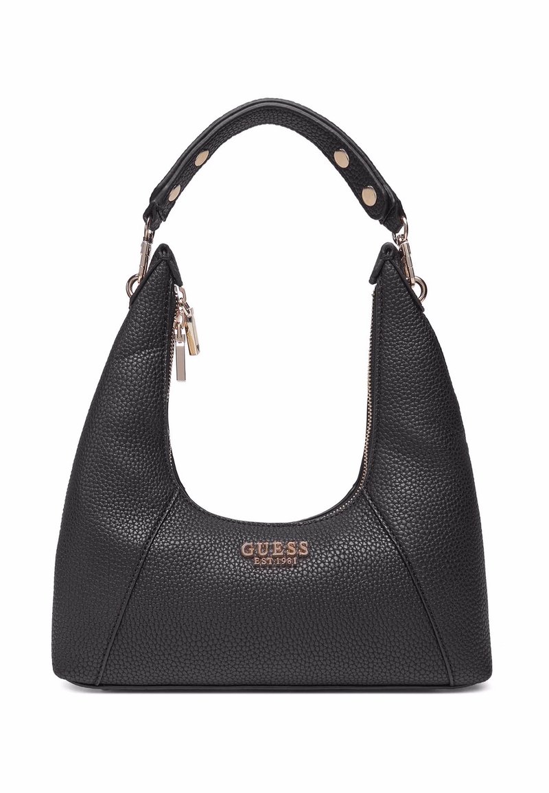 Sac à main en cuir noir texturé avec une forme courbée, quincaillerie dorée et une poignée rembourrée. Il dispose d'une fermeture à zip et de détails de logo.