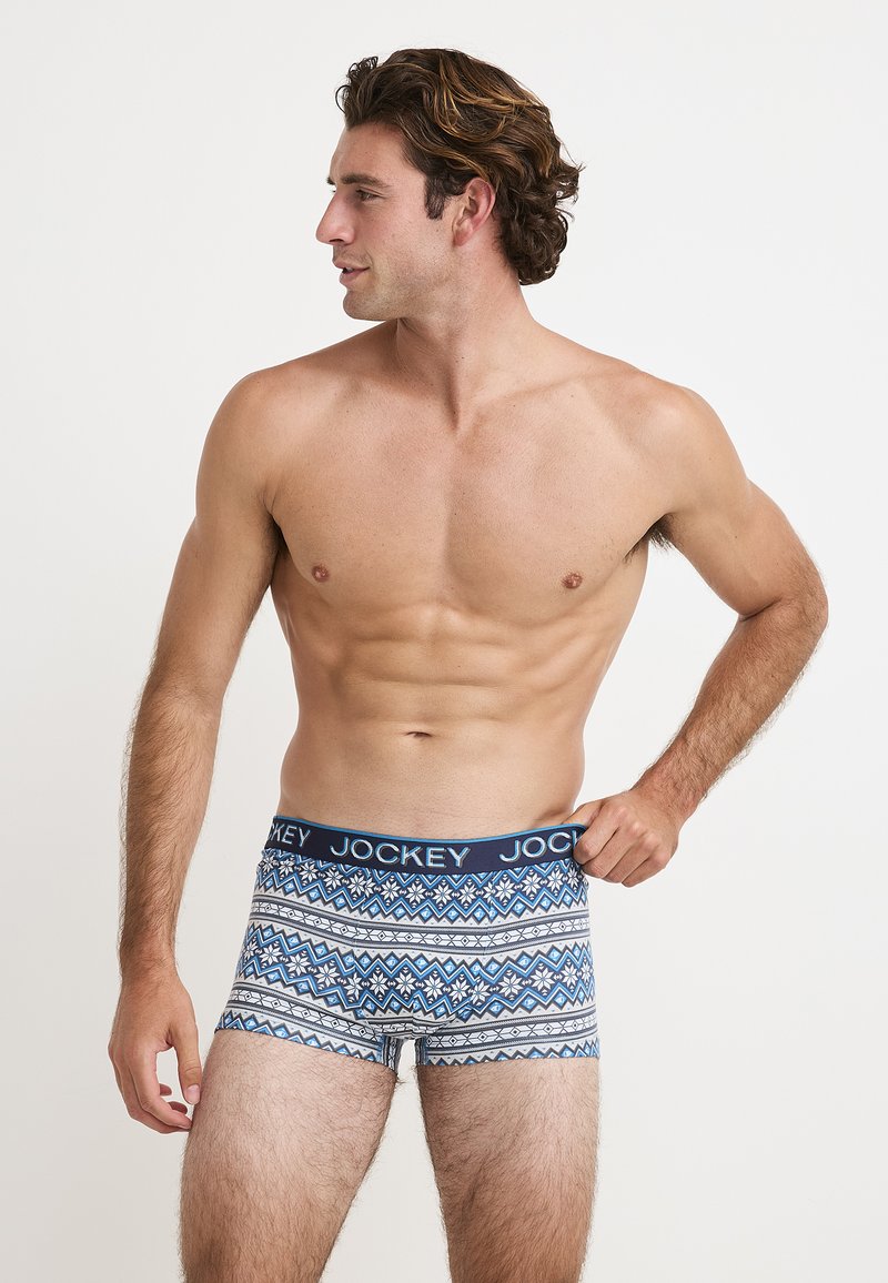 Boxer-kalsonger i ett blått geometriskt mönster med vita detaljer. Elastisk midja med "JOCKEY"-logotyp. Blandad bomullstyg.