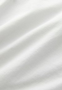 Bijela tkanina s glatkom teksturom, koja sadrži suptilne horizontalne rebraste detalje. Materijal izgleda lagano i fino tkan, s čistim završetkom.