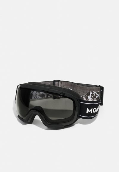 Lunettes de ski avec monture noire, verres teintés et un strap gris à motif avec texte blanc. Doublure en mousse douce pour le confort.