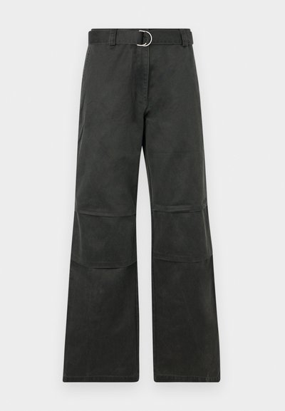 Svarta vida byxor med midjehög passform, prydda med ett bälte med en silverfärgad rund spänne och detaljerade med knäfläckar.