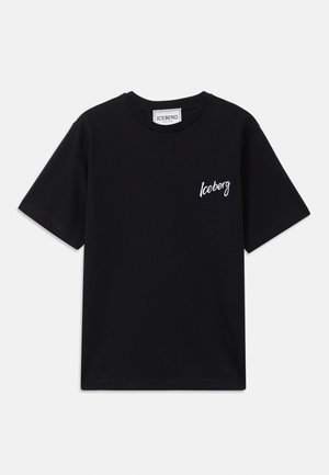 Sort bomulds t-shirt med korte ærmer, rund halsudskæring og hvid "Iceberg" logo syet på venstre brystområde. Glat tekstur.
