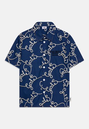 Granatowa koszula na krótki rękaw zapinana na guziki z białym wzorem tekstu w formie pętli oraz czarnym haftowanym logo marki na kieszeni na piersi.