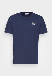 Camiseta de algodón de color azul marino con cuello redondo, mangas cortas y un parche rectangular blanco con el logo en el lado izquierdo del pecho.