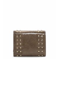 Bruine leren portemonnee met een getextureerde afwerking. Voorzien van gouden studs langs de randen als decoratie. Compacte rechthoekige vorm.