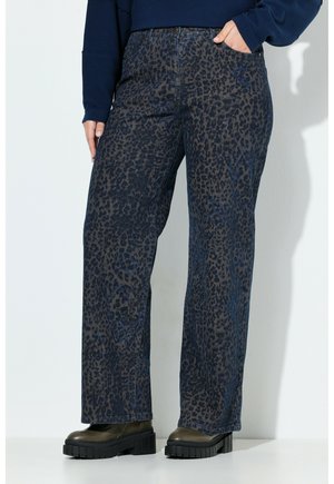 Jean en denim à imprimé léopard bleu foncé avec une coupe droite. Le matériau en denim présente une surface texturée et quatre poches. Associe à des bottes à plateforme noires et épaisses.