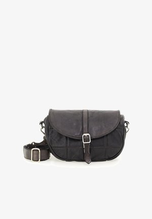 Borsa a tracolla in pelle nera con flap curvato, forma rettangolare, dettagli cuciti e tracolla regolabile con fibbia in argento.