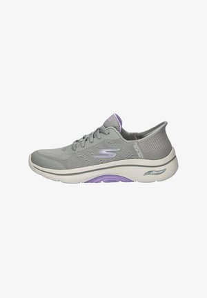 Baskets de sport légères grises avec un upper en mesh respirant, accents violets, semelle blanche rembourrée et design distinctif de support de voûte.