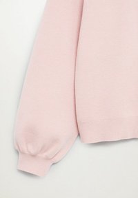 Helles rosa gestricktes Pulloverärmel mit geripptem Bündchen und leicht gepufftem Design auf hellem Hintergrund.