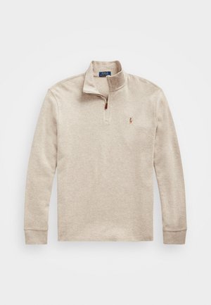 Beiger Langarm-Pullover mit Viertel-Reißverschluss und kleinem gesticktem Logo auf der linken Brust.