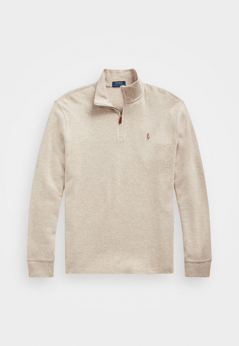 Pull beige à manches longues avec une fermeture éclair au quart et petit logo brodé sur la poitrine gauche.