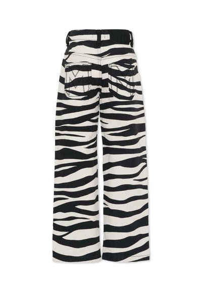 Wijde broek met een zwart-wit zebrapatroon. Gemaakt van zachte stof met een gestructureerde afwerking. Inclusief twee achterzakken.