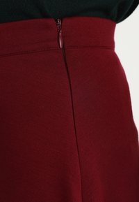 Zalando Essentials Falda acampanada - bordeaux