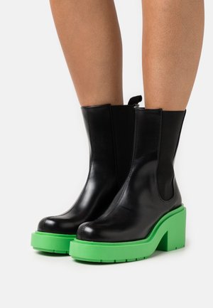 Platåstøvletter - black/dark green