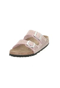 Roze suède sandalen met twee verstelbare zilveren gespen, een kurken voetbed en een gestructureerde zwarte rubberen zool voor grip.