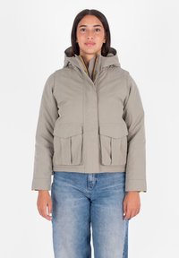 Giacca con cappuccio grigia chiara, con zip frontale e due ampie tasche laterali. Presenta un tessuto strutturato e un rivestimento interno a contrasto.