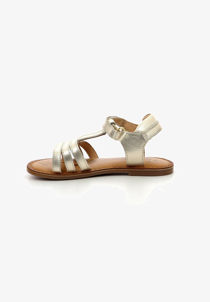 Sandales dorées métalliques avec plusieurs brides, design ouvert à l'avant, lanière de cheville, semelle plate et semelle intérieure en cuir naturel.
