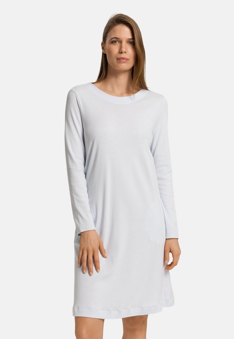 Světlé modré šaty s dlouhým rukávem vyrobené z měkké látky. Mají kulatý výstřih a dvě velké boční kapsy. Jednoduchý, uvolněný střih.