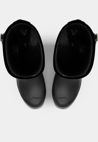 Bottes en caoutchouc noires avec une texture lisse, bout arrondi, bords surélevés et hauteur de cheville, conçues pour une protection étanche.