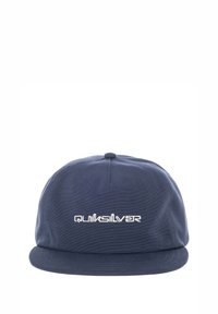 Marineblaue Cap aus Stoff mit flacher Krempe, runder Krone und weißem, gesticktem "Quiksilver"-Logo auf der Vorderseite.